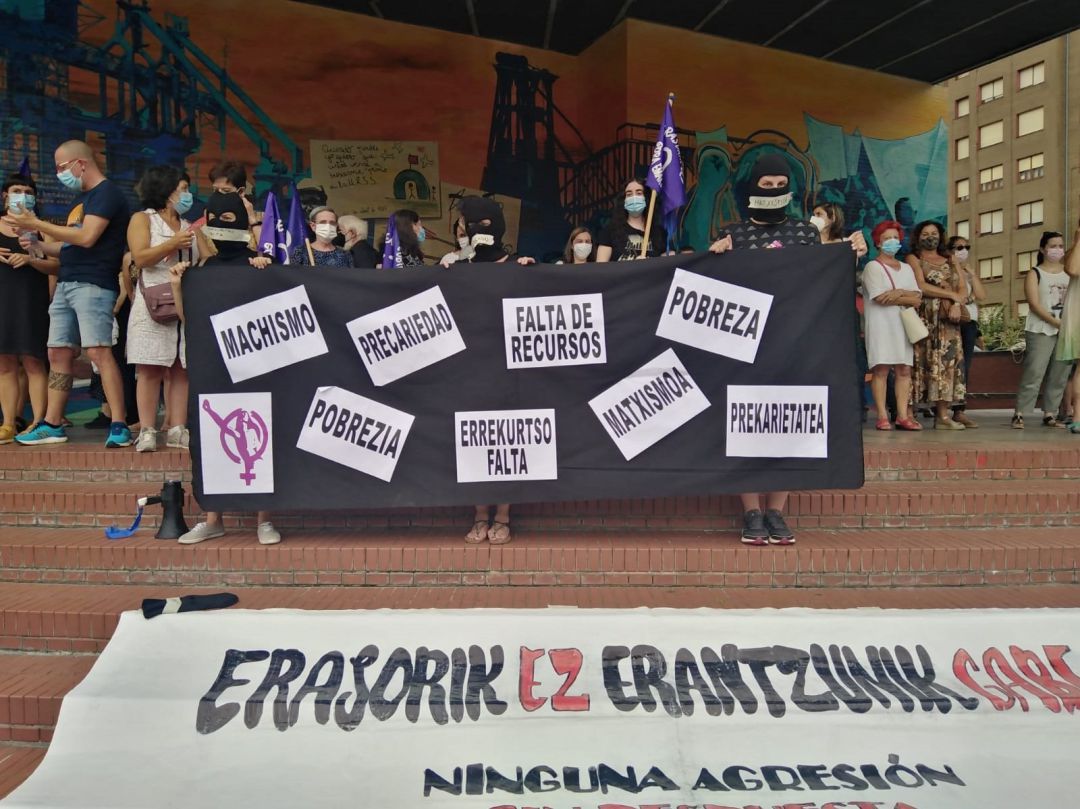 Una concentración denuncia en Barakaldo el último caso de violencia machista en el municipio.
Una concentración denuncia en Barakaldo el último caso de violencia machista en el municipio.