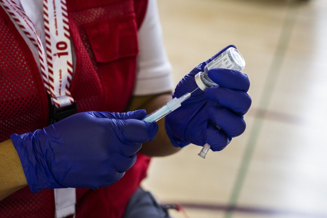 Una voluntaria prepara una dosis de la vacuna de Moderna contra el Covid-19. Una voluntaria prepara una dosis de la vacuna de Moderna contra el Covid-19.