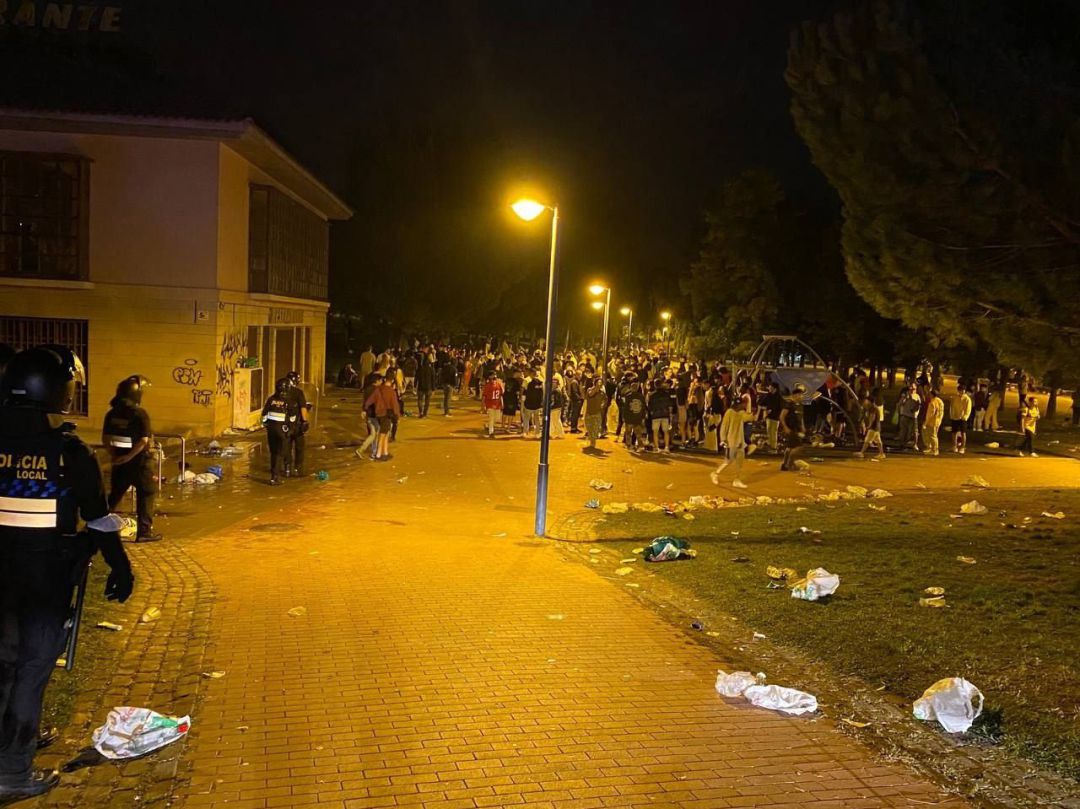 La Policía Local acude a desalojar un 'botellón' en el Parque del Ebro de Logroño La Policía Local acude a desalojar un 'botellón' en el Parque del Ebro de Logroño