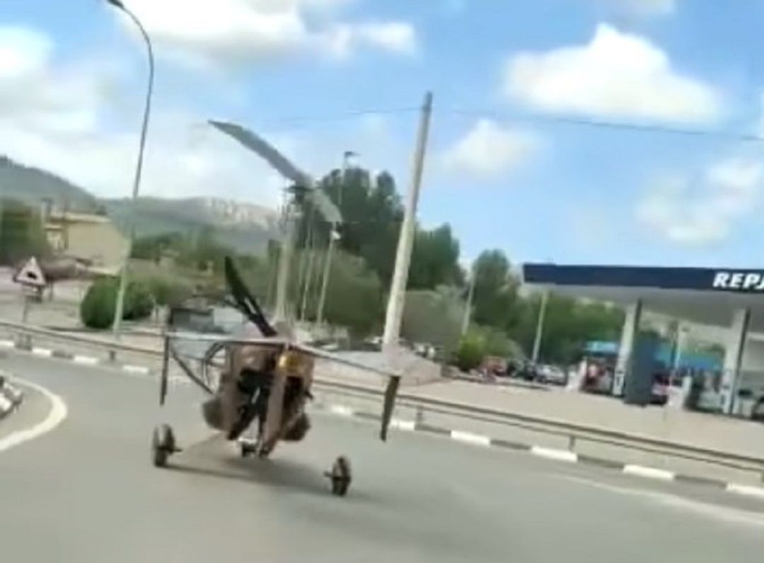 Imagen extraída de las redes sociales de usuarios que se sorprendieron al encontrarse este autogiro circulando por Castalla Imagen extraída de las redes sociales de usuarios que se sorprendieron al encontrarse este autogiro circulando por Castalla