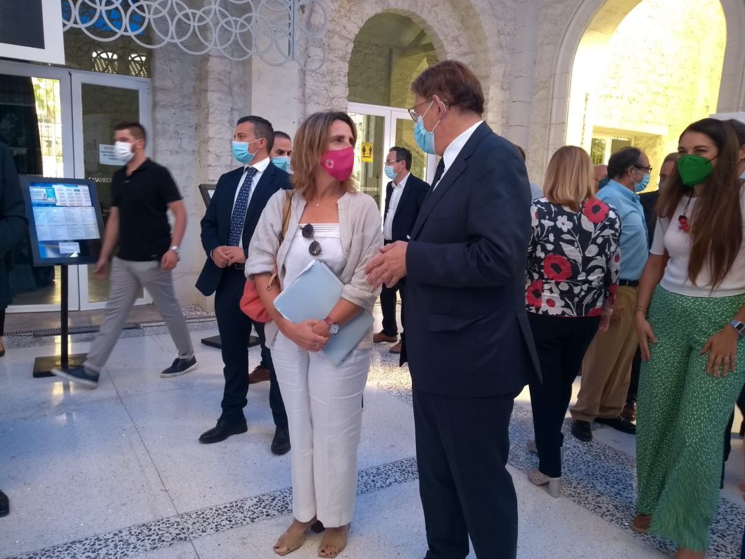 La ministra Teresa Ribera charla con el president de la Generalitat, Ximo Puig, a su entrada al foro celebrado en Casa Mediterráneo. La ministra Teresa Ribera charla con el president de la Generalitat, Ximo Puig, a su entrada al foro celebrado en Casa Mediterráneo.