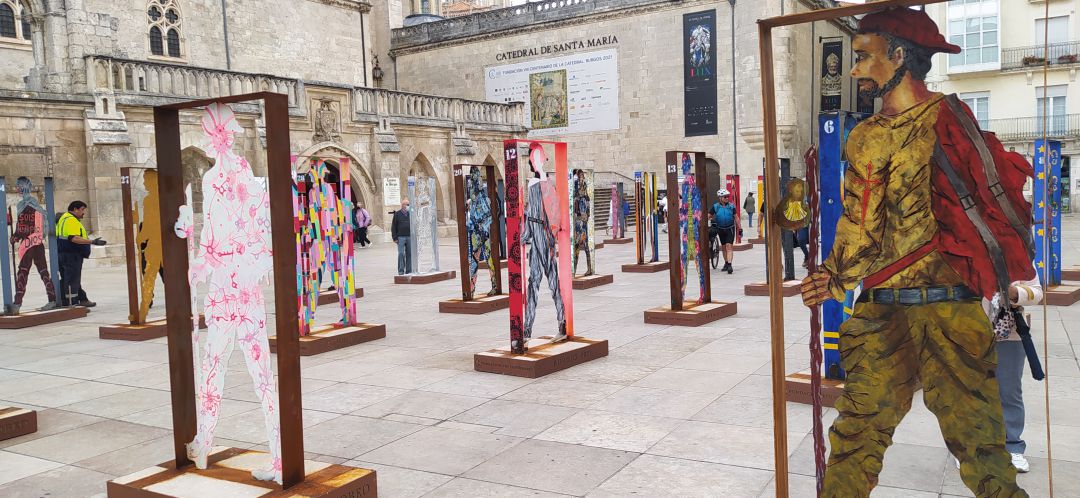 Las siluetas reflejan la pluralidad de los peregrinos que hacen el Camino de Santiago Las siluetas reflejan la pluralidad de los peregrinos que hacen el Camino de Santiago