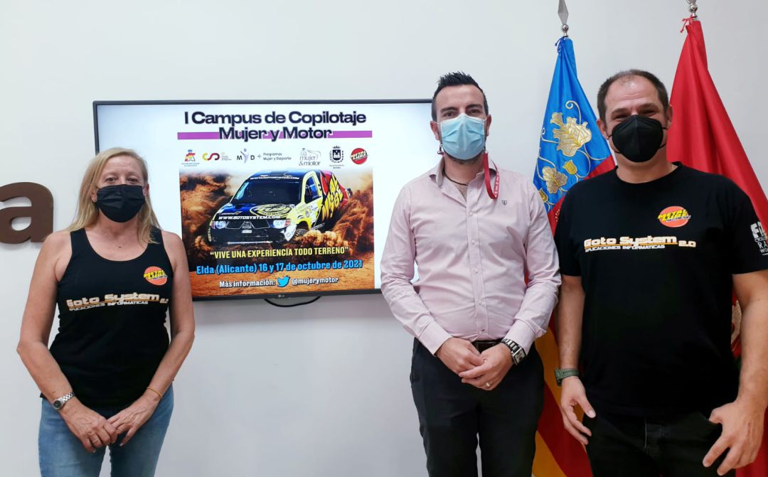 El edil de Deportes de Elda, Fernando Gómez, flanqueado por Pochola Martínez y por José Augusto González "Capu" El edil de Deportes de Elda, Fernando Gómez, flanqueado por Pochola Martínez y por José Augusto González "Capu"