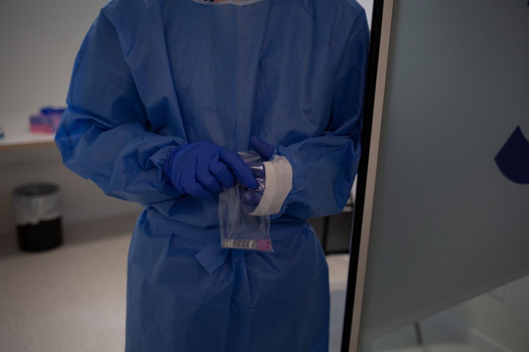 Archivo - Una profesional sanitaria sostiene muestras de pruebas PCR Archivo - Una profesional sanitaria sostiene muestras de pruebas PCR