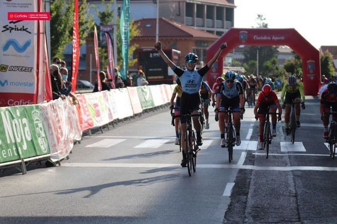 Alejandra Puente pasa por meta como campeona Alejandra Puente pasa por meta como campeona