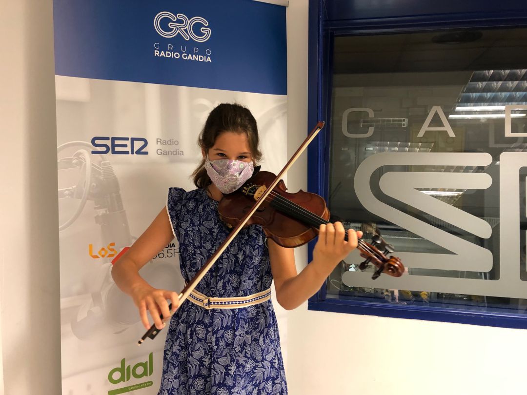 Cecilia Arnau en los estudios de Radio Gandia SER Cecilia Arnau en los estudios de Radio Gandia SER
