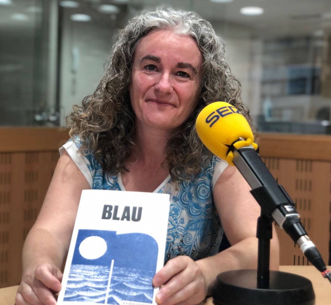L'autora amb el seu llibre L'autora amb el seu llibre