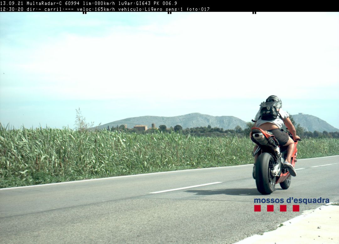El motorista caçat entre Parlavà i Corçà. El motorista caçat entre Parlavà i Corçà.