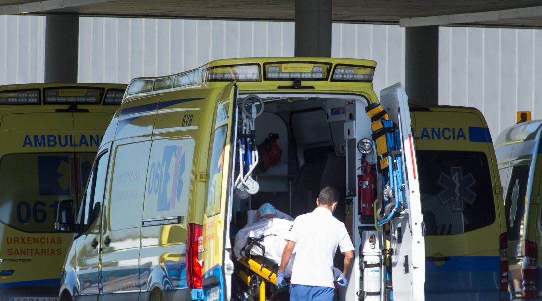 Un profesional sanitario baja de una ambulancia en camilla a un paciente con Covid-19. Un profesional sanitario baja de una ambulancia en camilla a un paciente con Covid-19.