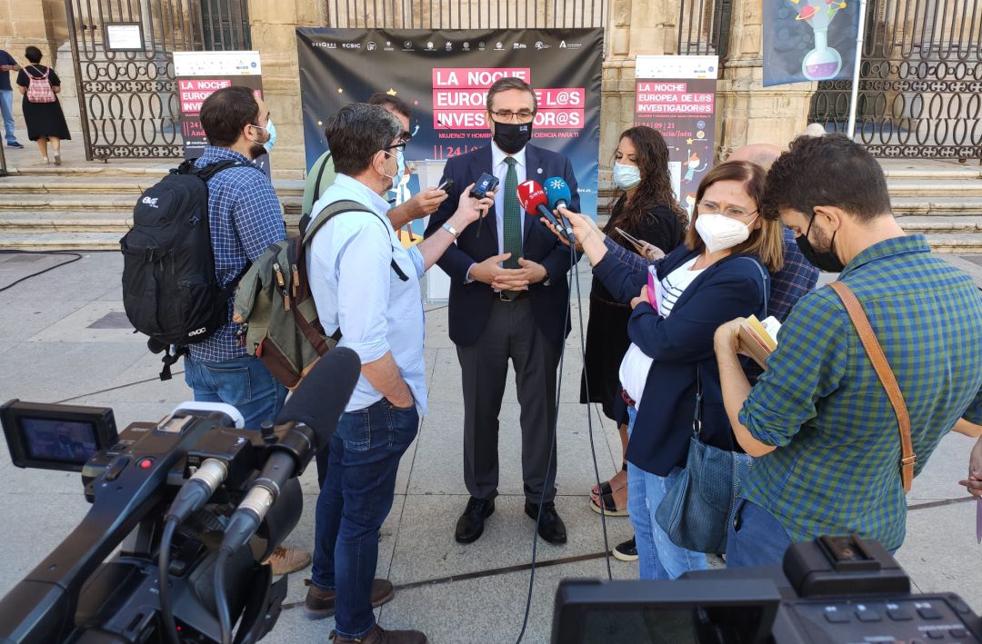 El rector de la UJA, Juan Gómez, explicaba a los medios de comunicación los detalles de la próxima 'Noche de los Investigadores' en Jaén El rector de la UJA, Juan Gómez, explicaba a los medios de comunicación los detalles de la próxima 'Noche de los Investigadores' en Jaén