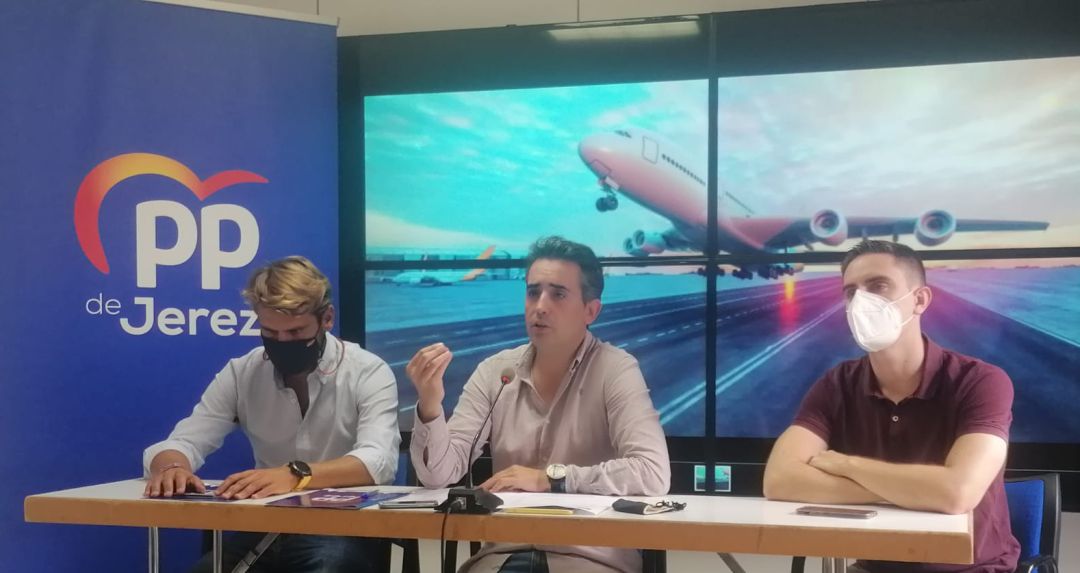 Rafael Mateos, Antonio Saldaña y Jaime Espinar este jueves en la sede del PP de Jerez Rafael Mateos, Antonio Saldaña y Jaime Espinar este jueves en la sede del PP de Jerez