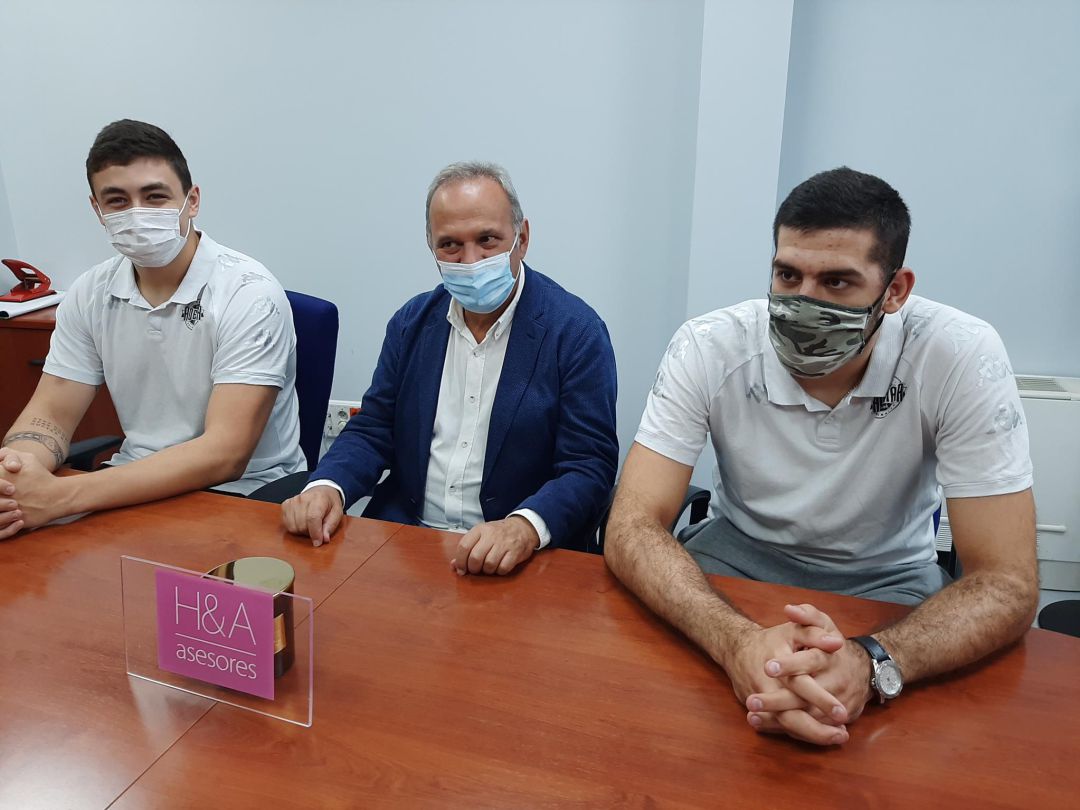 Santista, a la izquierda, y Bomastar, en el acto de presentación como nuevos jugadores del Ademar Santista, a la izquierda, y Bomastar, en el acto de presentación como nuevos jugadores del Ademar