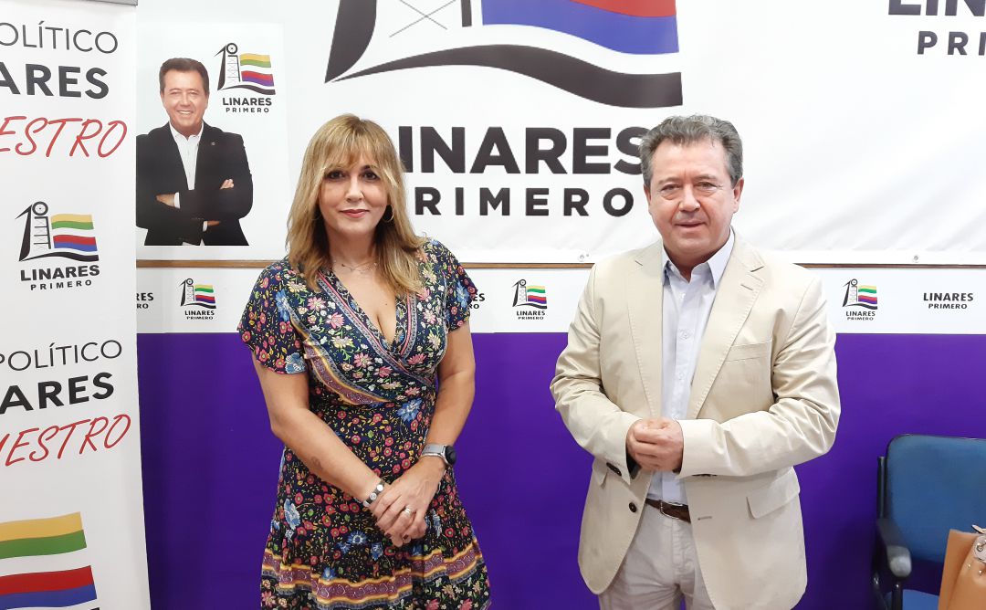 Juana Cruz y Juan Fernández, en la sede del partido localista. Juana Cruz y Juan Fernández, en la sede del partido localista.