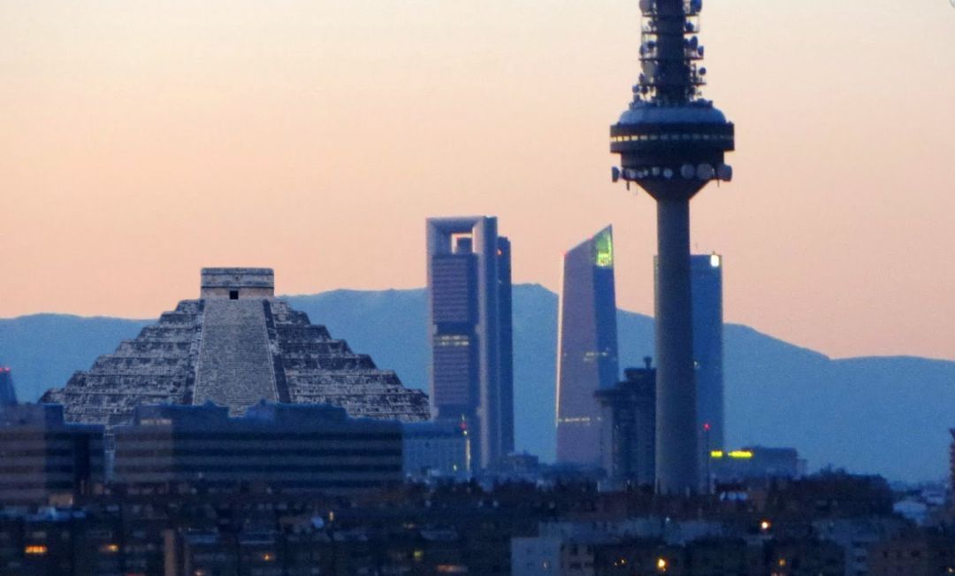 Montaje de un usuario de Twitter que dibuja las vistas de Madrid con una recreación de la pirámide de Chichen Itzá Montaje de un usuario de Twitter que dibuja las vistas de Madrid con una recreación de la pirámide de Chichen Itzá