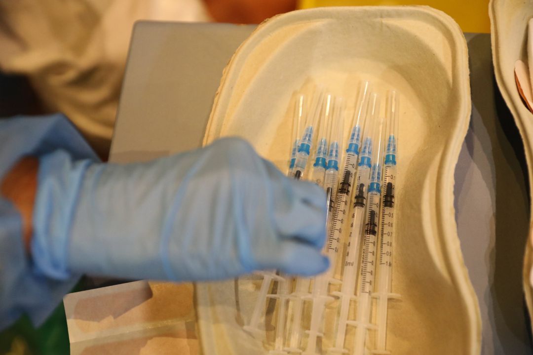 Varias dosis de la vacuna de Pfizer en el dispositivo puesto en marcha para vacunar contra el coronavirus Varias dosis de la vacuna de Pfizer en el dispositivo puesto en marcha para vacunar contra el coronavirus