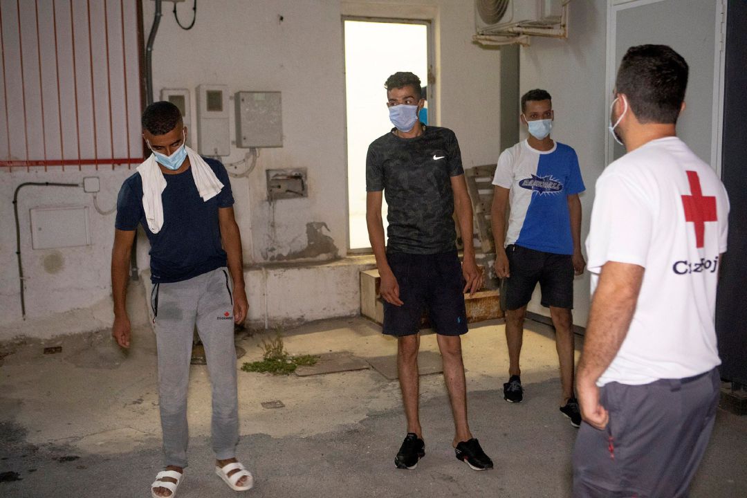 Cruz Roja atiende a los inmigrantes que llegan al puerto de Motril Cruz Roja atiende a los inmigrantes que llegan al puerto de Motril