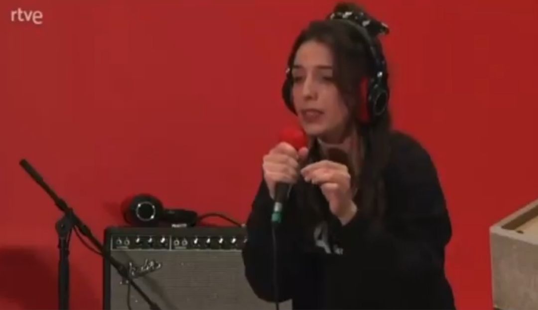 Fotograma del vídeo de Radio 3, en la imagen Laura Sam recitando Fotograma del vídeo de Radio 3, en la imagen Laura Sam recitando