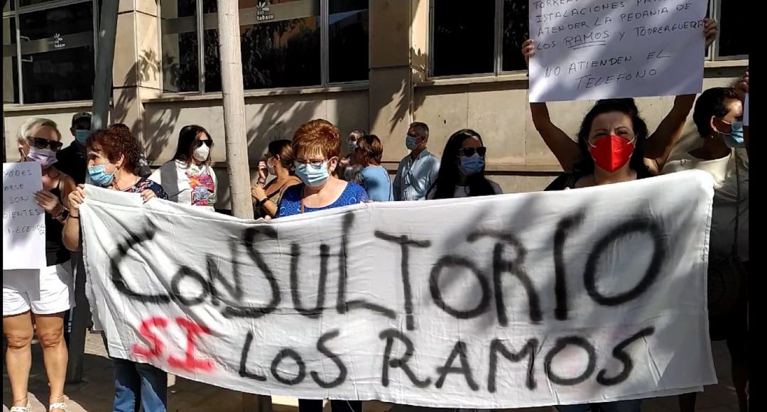 Vecinos de la pedanía murciana de Los Ramos se manifiestan para pedir la reapertura de su consultorio médico. Archivo Vecinos de la pedanía murciana de Los Ramos se manifiestan para pedir la reapertura de su consultorio médico. Archivo