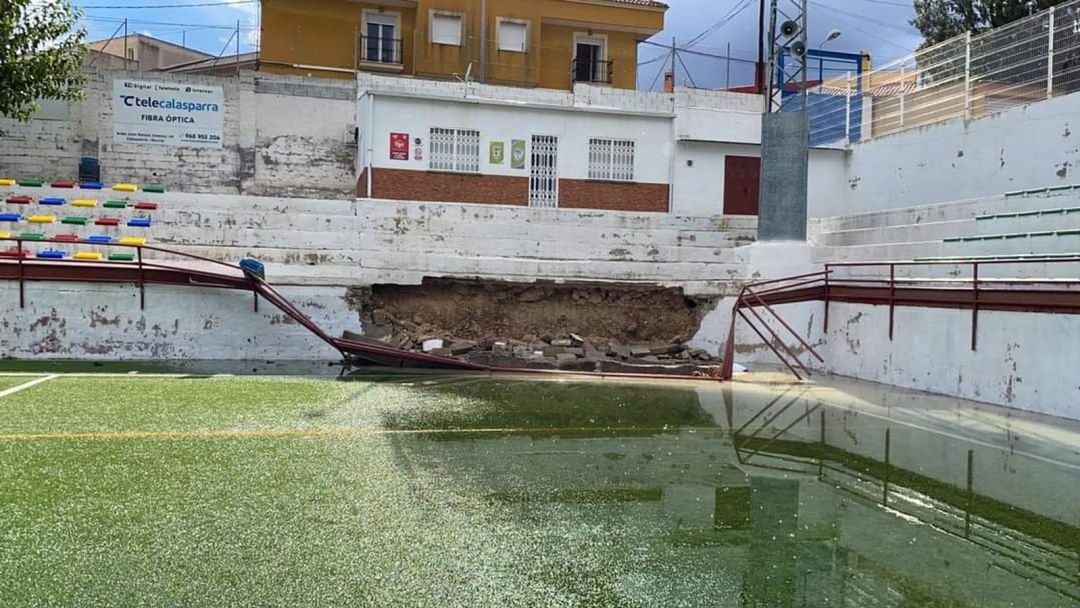 Imagen de los daños que ha dejado la tormenta en una de las gradas del campo de fútbol Imagen de los daños que ha dejado la tormenta en una de las gradas del campo de fútbol