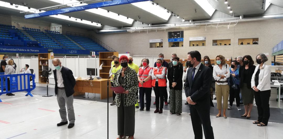 La consejera de Salud, Santos Induráin, junto con el gerente del SNS, Gregorio Achutegui, y el rector de la UPNA, Ramón Gonzalo, en el punto de vacunación instalado en el polideportivo de la UPNA La consejera de Salud, Santos Induráin, junto con el gerente del SNS, Gregorio Achutegui, y el rector de la UPNA, Ramón Gonzalo, en el punto de vacunación instalado en el polideportivo de la UPNA