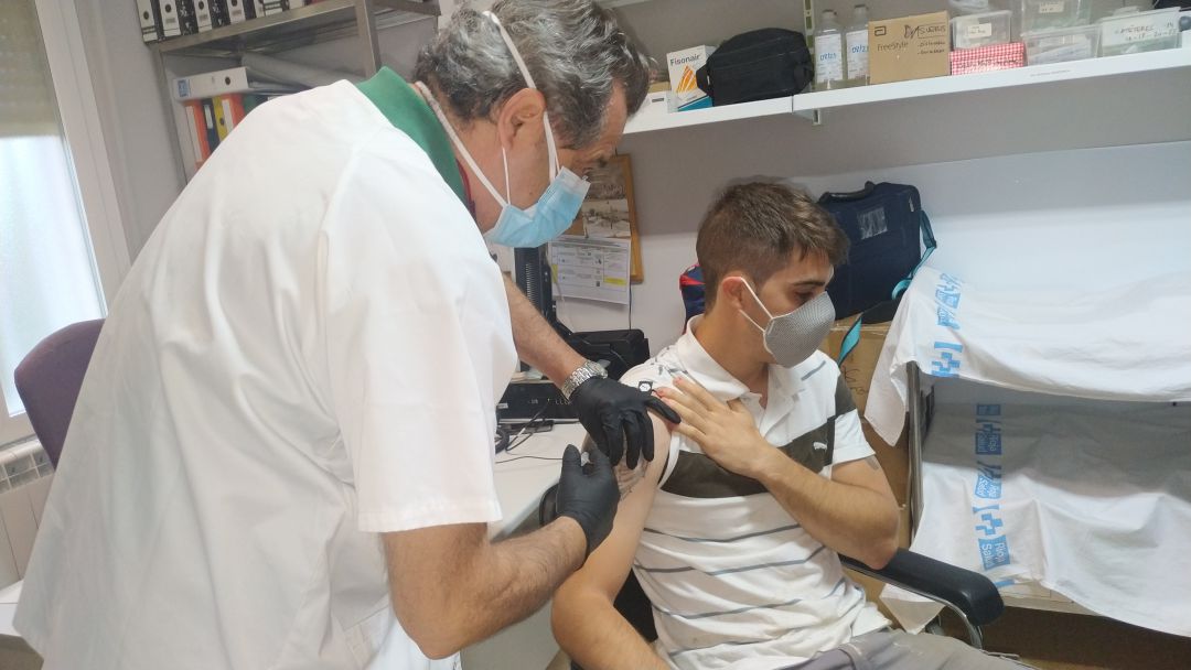 Administración de la vacuna en el consultorio médico de Torrecilla en Cameros. Administración de la vacuna en el consultorio médico de Torrecilla en Cameros.