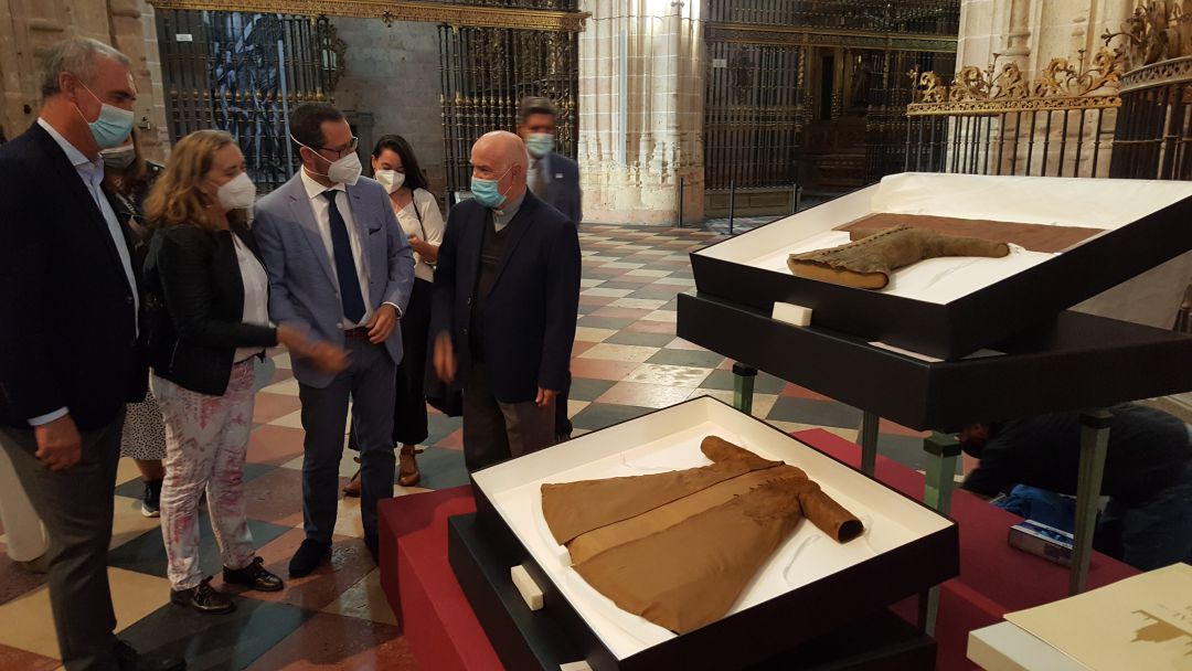 La Catedral de Segovia recibe la indumentaria medieval restaurada del Infante Don Pedro La Catedral de Segovia recibe la indumentaria medieval restaurada del Infante Don Pedro