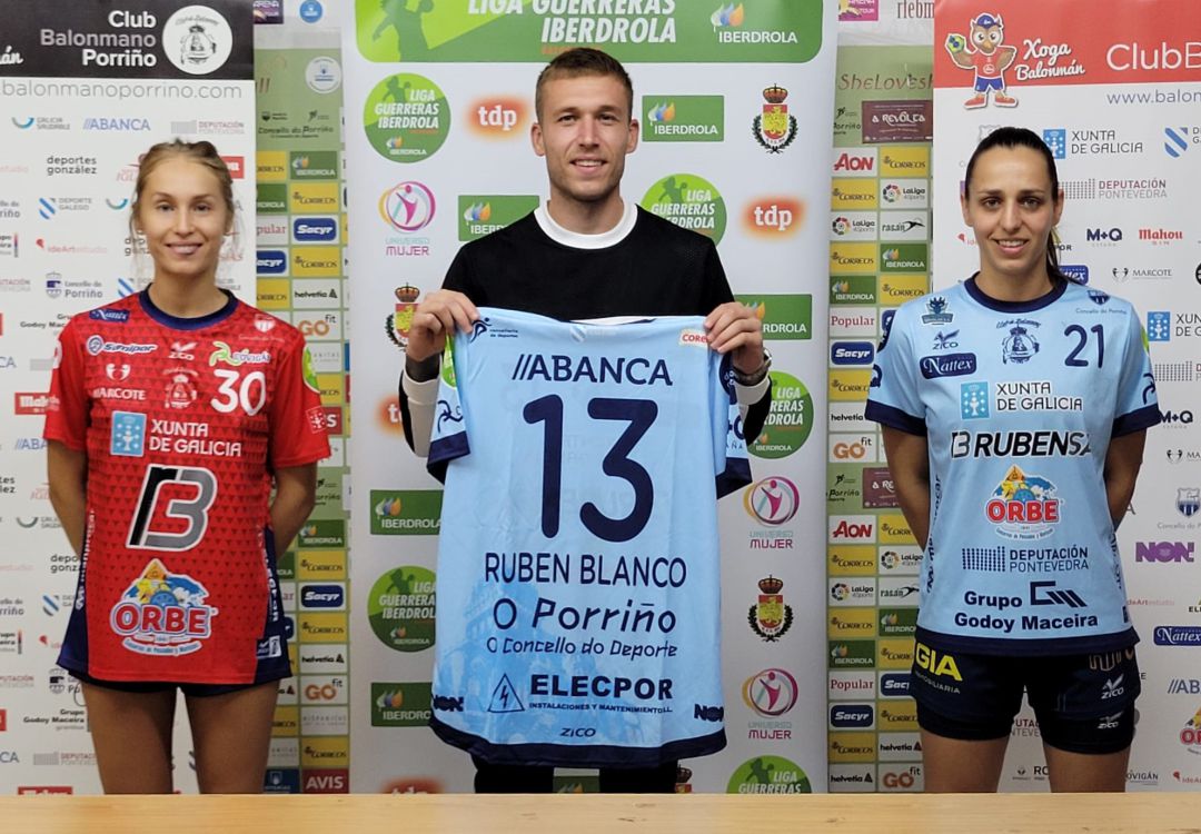 Rubén Blanco posa con las jugadoras y las nuevas equipaciones Rubén Blanco posa con las jugadoras y las nuevas equipaciones