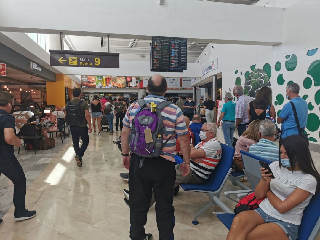 Turistas en el Aeropuerto César Manrique Lanzarote. Turistas en el Aeropuerto César Manrique Lanzarote.