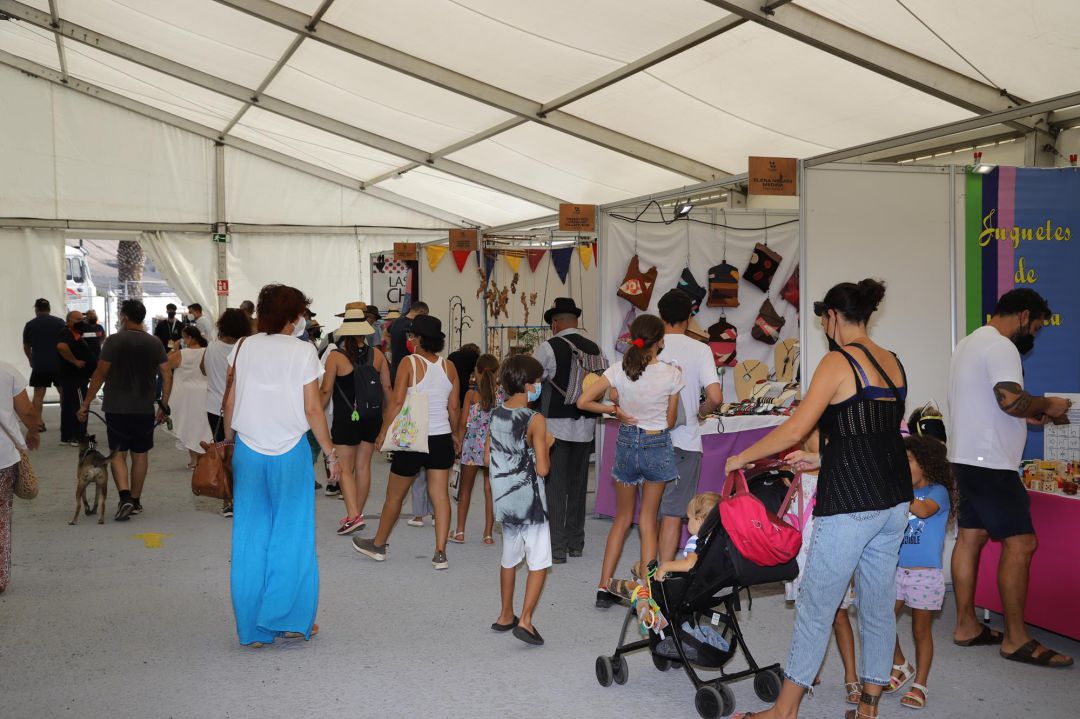 Visitantes en la Feria Insular de Artesanía de Lanzarote. Visitantes en la Feria Insular de Artesanía de Lanzarote.