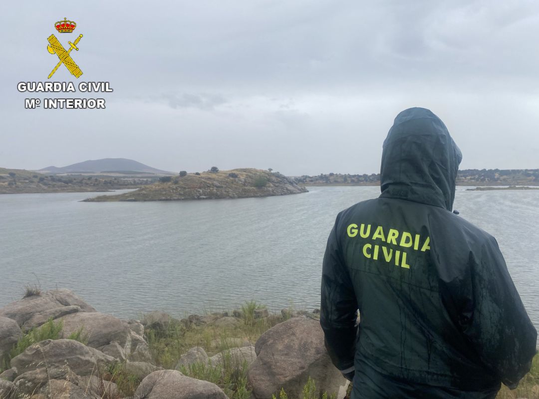 Una batida ha estado buscando por aire, agua y tierra al hombre desaparecido en el pantano del Guajaraz en Argés (Toledo) Una batida ha estado buscando por aire, agua y tierra al hombre desaparecido en el pantano del Guajaraz en Argés (Toledo)