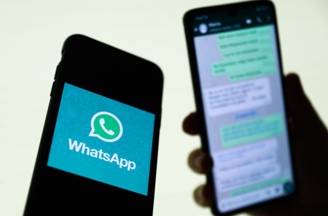 Una persona utilizando WhatsApp. Una persona utilizando WhatsApp.