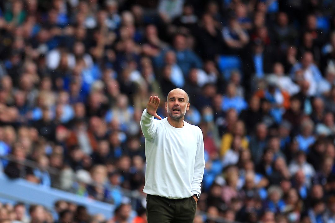 Pep Guardiola dirige a su equipo en el Etihad Pep Guardiola dirige a su equipo en el Etihad