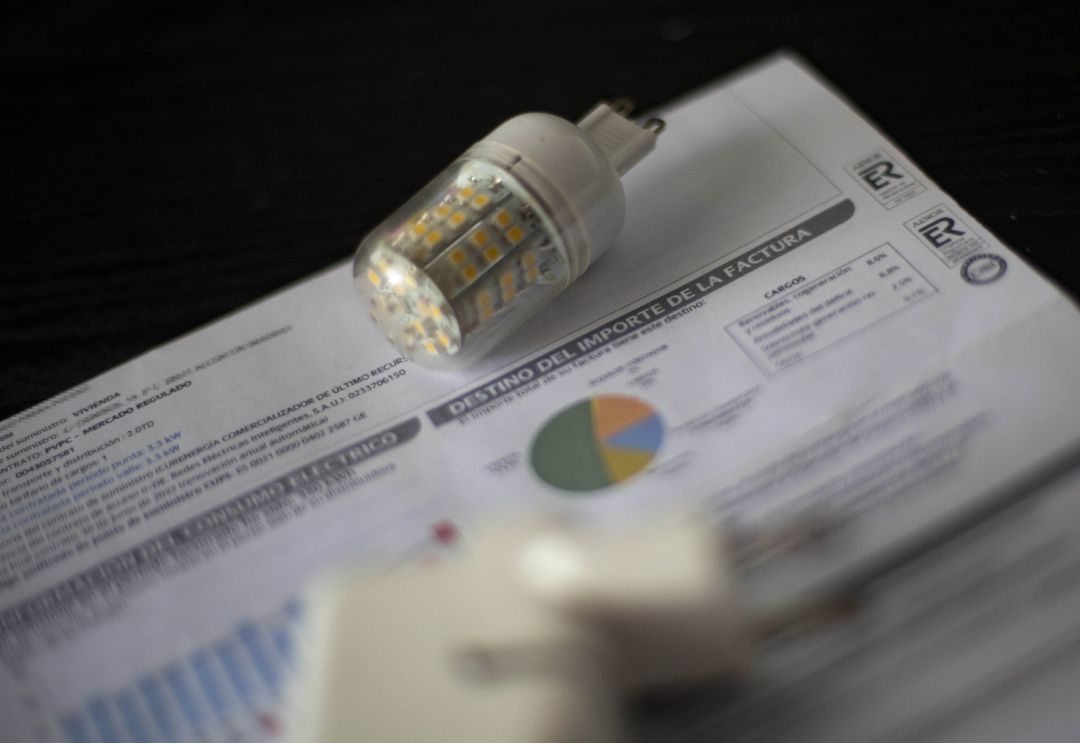 Una factura del consumo de luz. Una factura del consumo de luz.