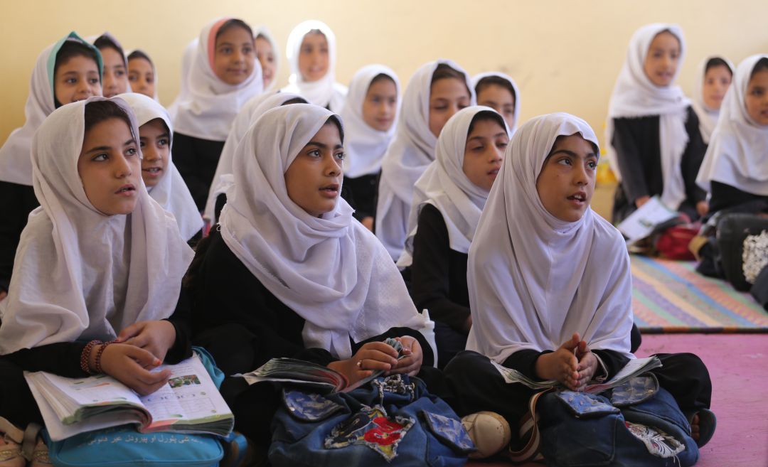 Un grupo de niñas afganas en una madrassa. Un grupo de niñas afganas en una madrassa.