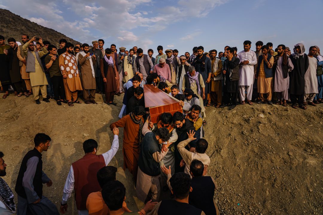 Funeral por los fallecidos en el ataque de EEUU con drones en Kabul. Funeral por los fallecidos en el ataque de EEUU con drones en Kabul.