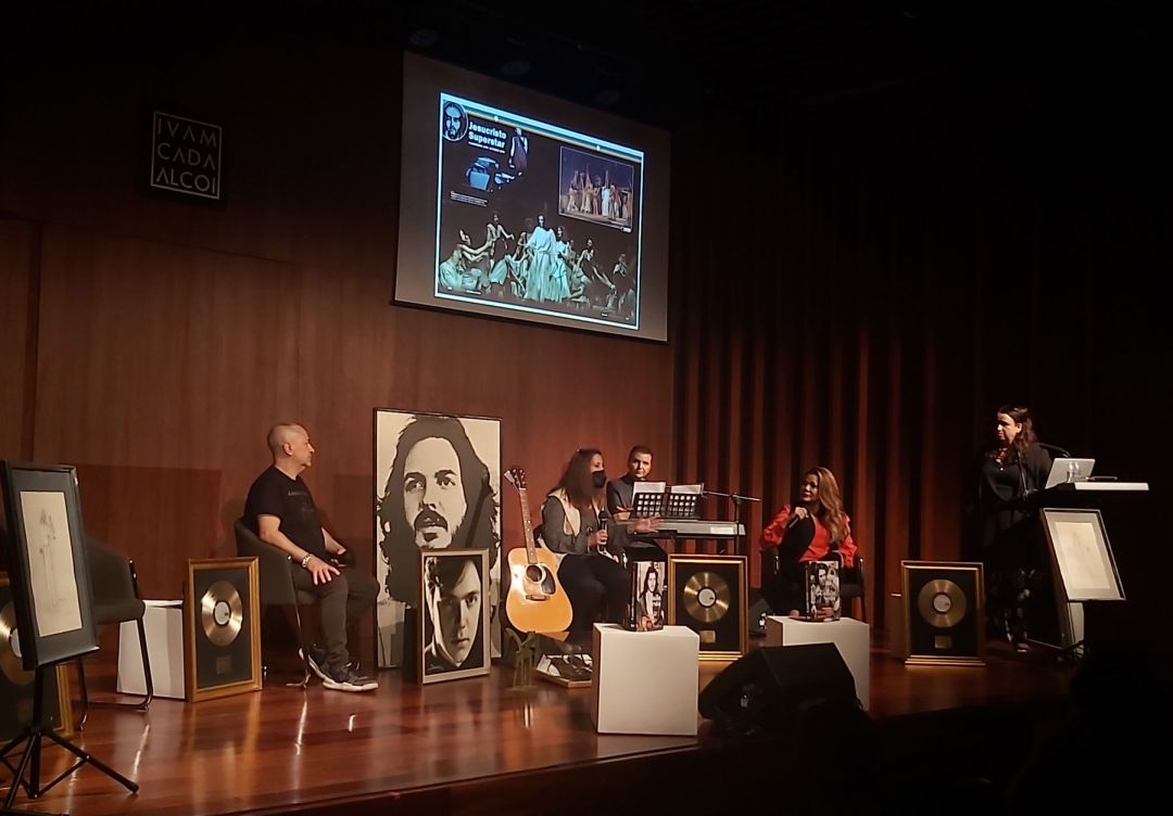 Pedro Munster, Elena Gómez de la Puerta, Ángela Carrasco y Tesa Zález en el escenario del salón de actos del IVAM CADA Alcoi Pedro Munster, Elena Gómez de la Puerta, Ángela Carrasco y Tesa Zález en el escenario del salón de actos del IVAM CADA Alcoi
