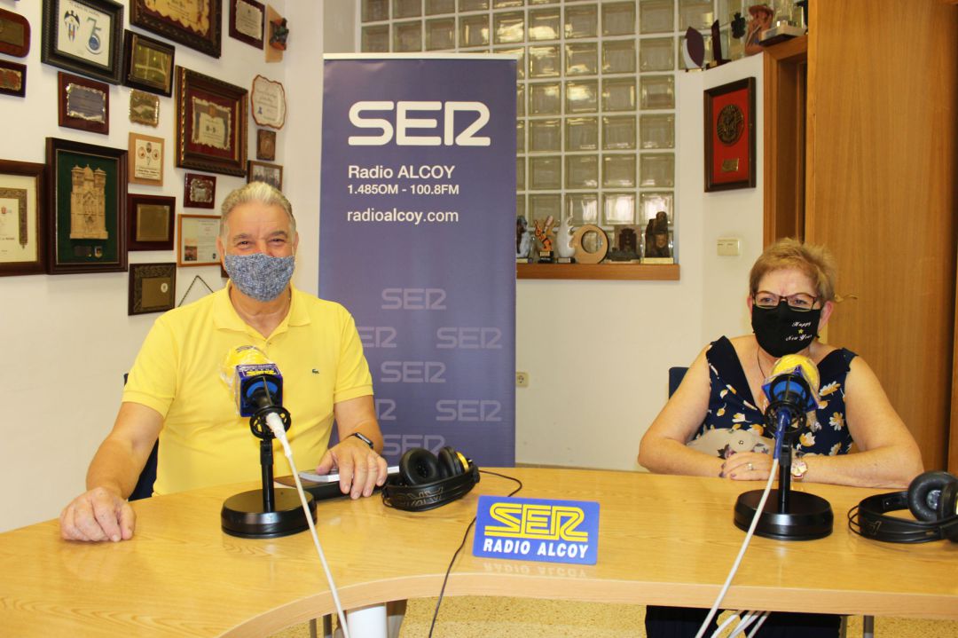 Manolo Flores, presidente de la entidad, y María León, vocal de la junta, en el estudio central de Radio Alcoy Manolo Flores, presidente de la entidad, y María León, vocal de la junta, en el estudio central de Radio Alcoy