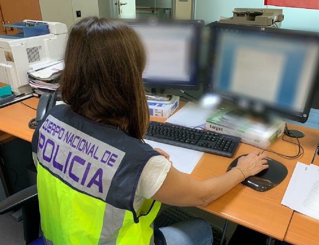 Agente de la Policía Nacional del departamento de delitos informáticos Agente de la Policía Nacional del departamento de delitos informáticos