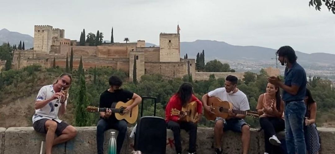Los artistas tocan frente a la Alhambra Los artistas tocan frente a la Alhambra