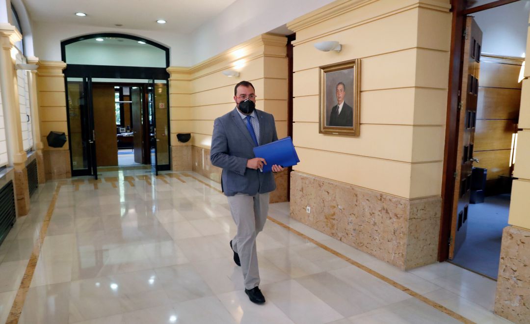 El presidente del Principado, Adrián Barbón, camino de la reunión del Consejo de Gobierno El presidente del Principado, Adrián Barbón, camino de la reunión del Consejo de Gobierno