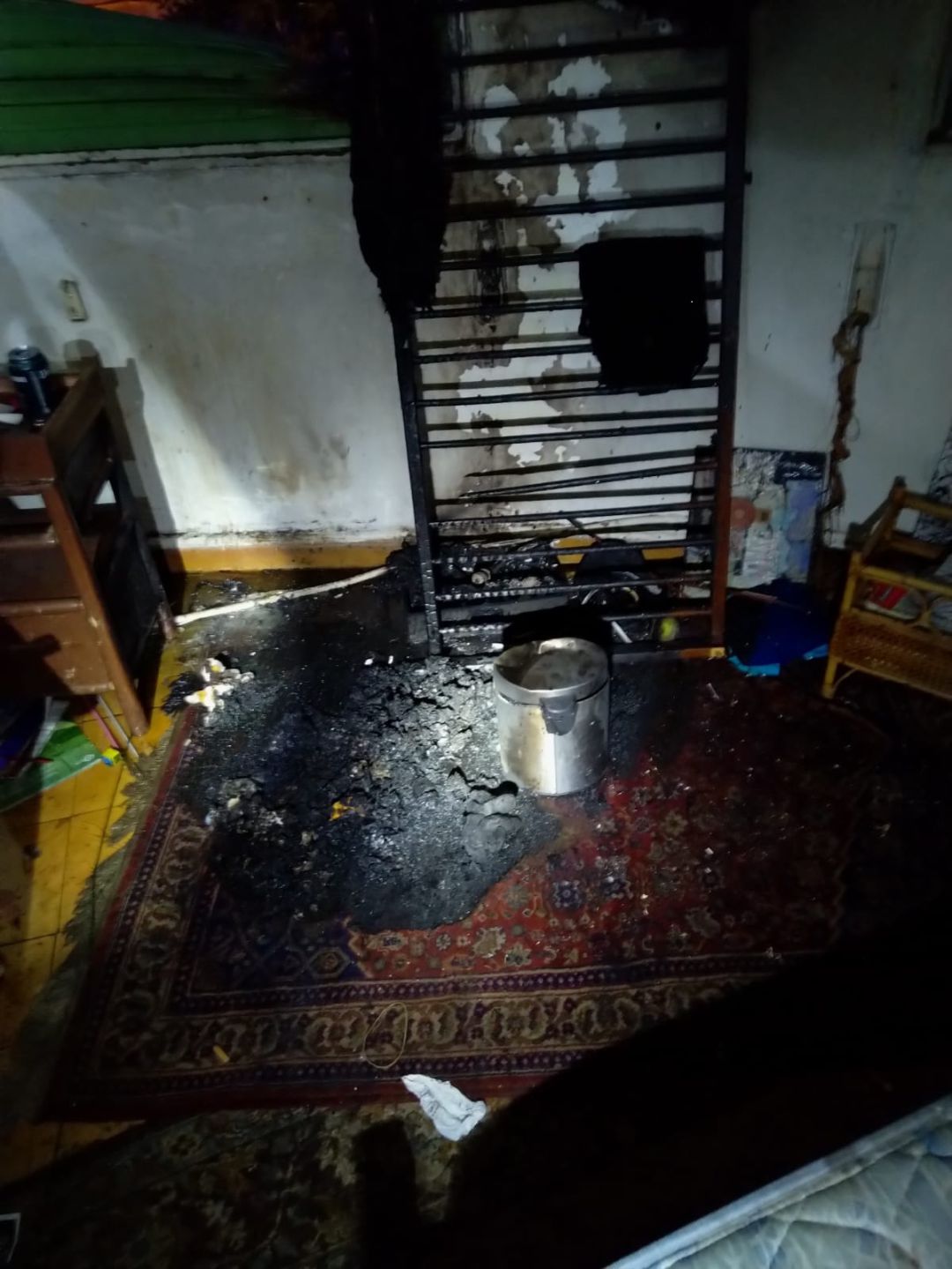 El incendio comenzó en el salón de la casa El incendio comenzó en el salón de la casa