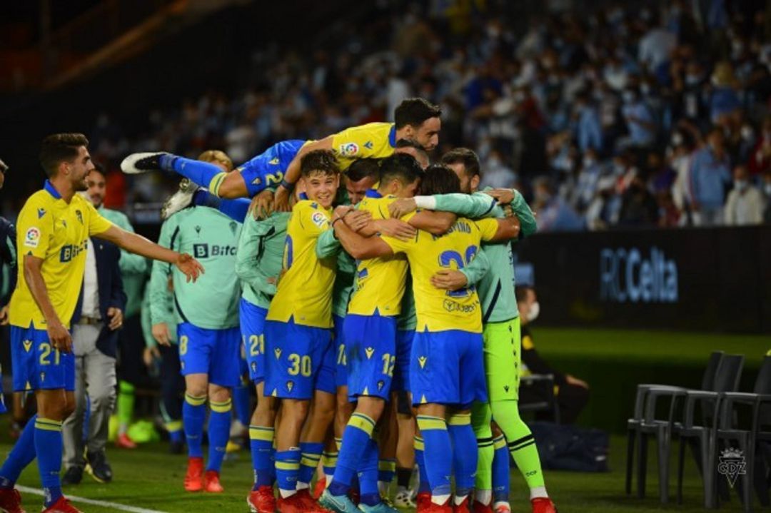 Los jugadores del Cádiz se abrazan tras el gol del Choco Lozano. Los jugadores del Cádiz se abrazan tras el gol del Choco Lozano.
