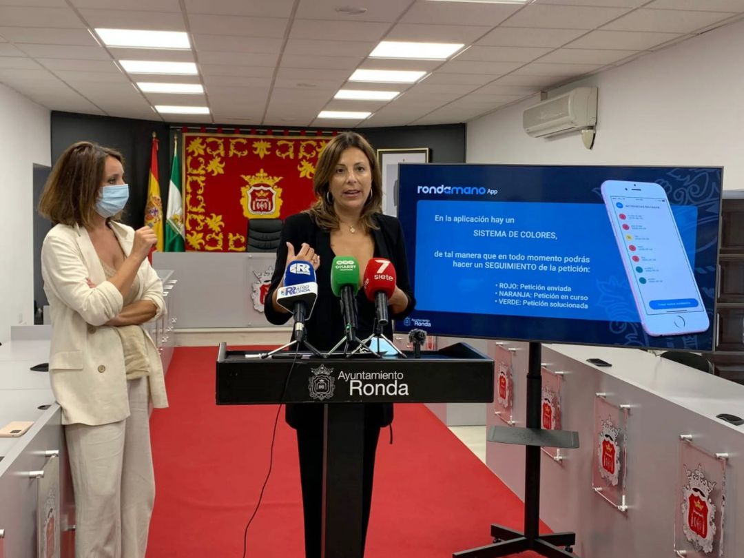La delegada de Obras, Concha Muñoz, y la alcaldesa de Ronda, Mari Paz Fernández, en la presentación de la app La delegada de Obras, Concha Muñoz, y la alcaldesa de Ronda, Mari Paz Fernández, en la presentación de la app