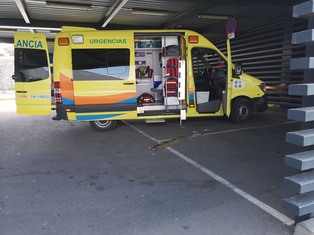 Una ambulancia preparada en el área de Urgencias del Hospital comarcal de Ronda Una ambulancia preparada en el área de Urgencias del Hospital comarcal de Ronda