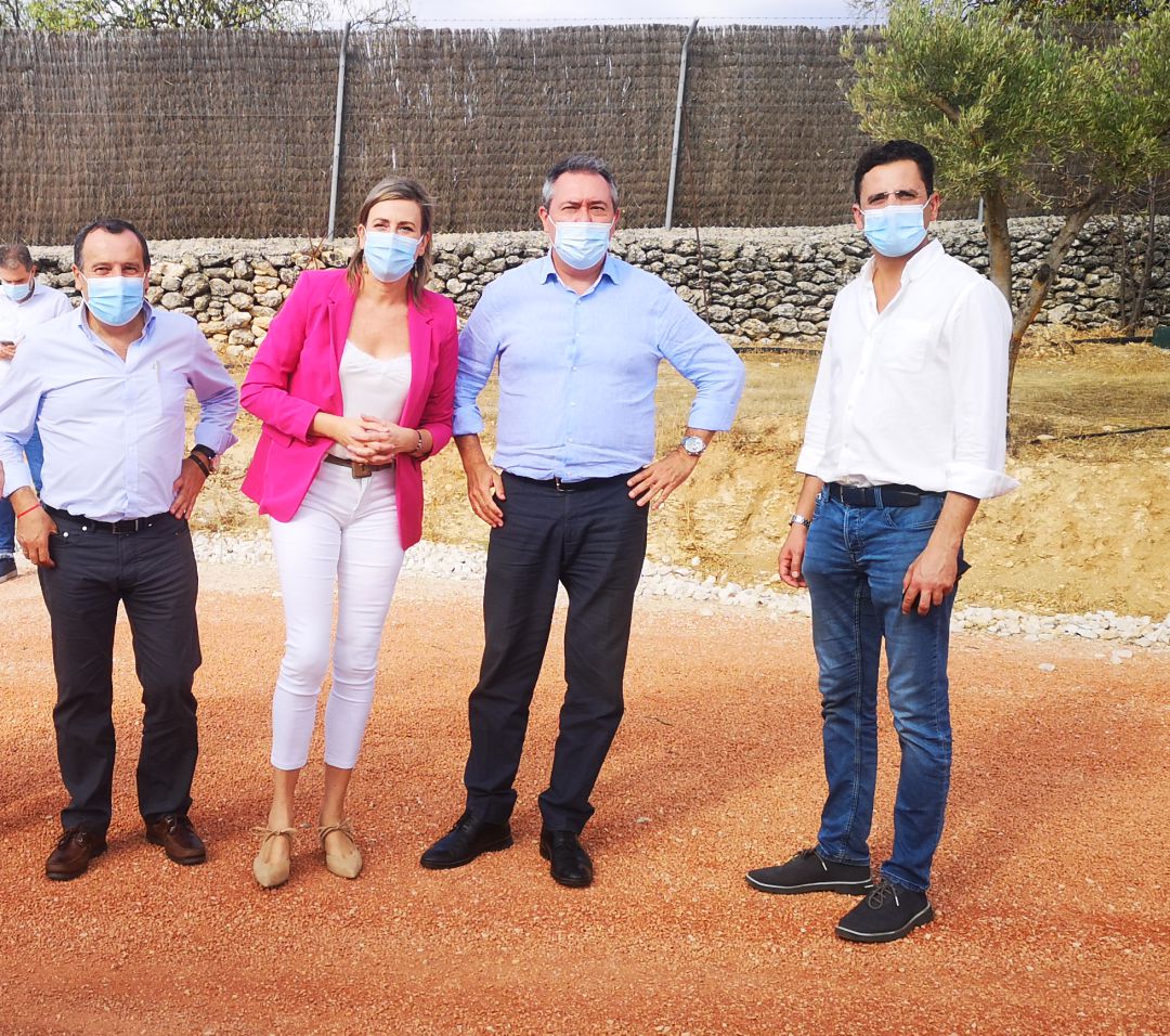El líder socialista andaluz junto a componentes del PSOE de Ronda a su llegada al Cortijo de La Organic El líder socialista andaluz junto a componentes del PSOE de Ronda a su llegada al Cortijo de La Organic
