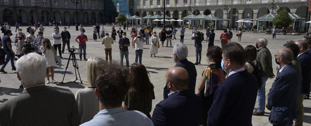 Un grupo de personas participa en una concentración de repulsa Un grupo de personas participa en una concentración de repulsa