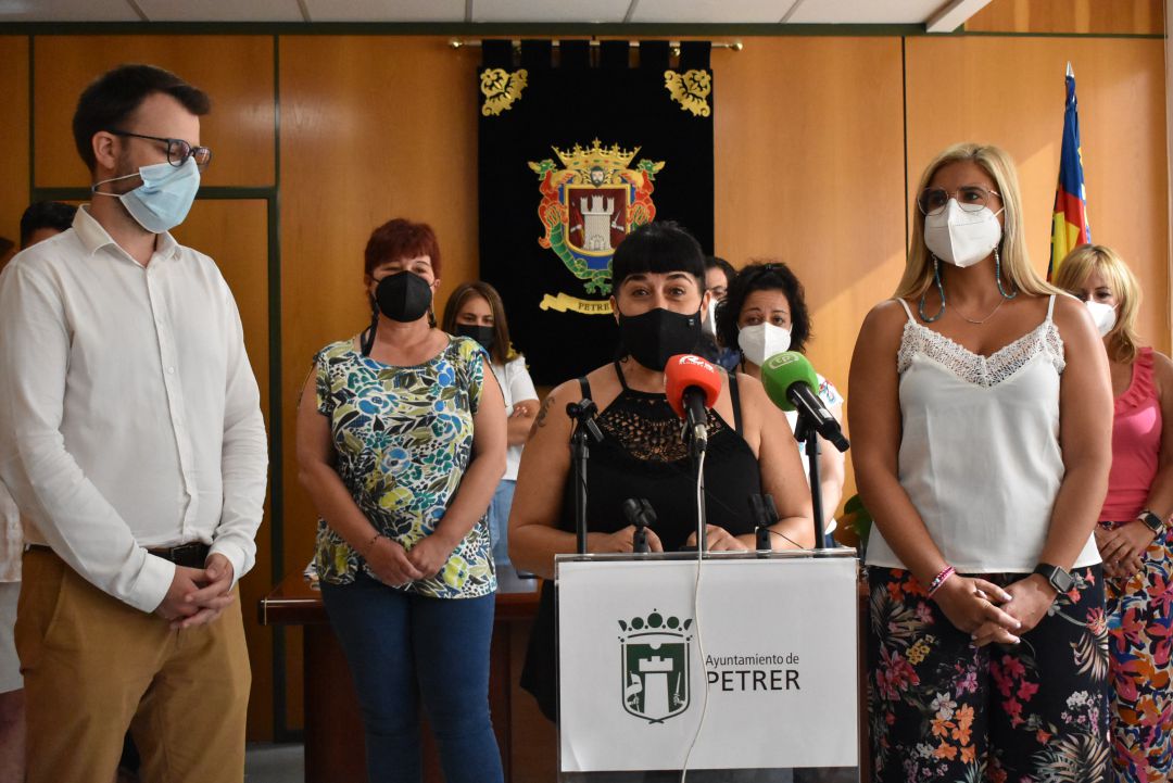 Mari Carmen García respaldada por todos concejales del PSOE de Petrer Mari Carmen García respaldada por todos concejales del PSOE de Petrer