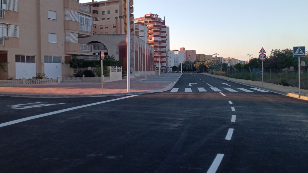 Calle donde se ha construido en colector en la playa de Tavernes Calle donde se ha construido en colector en la playa de Tavernes
