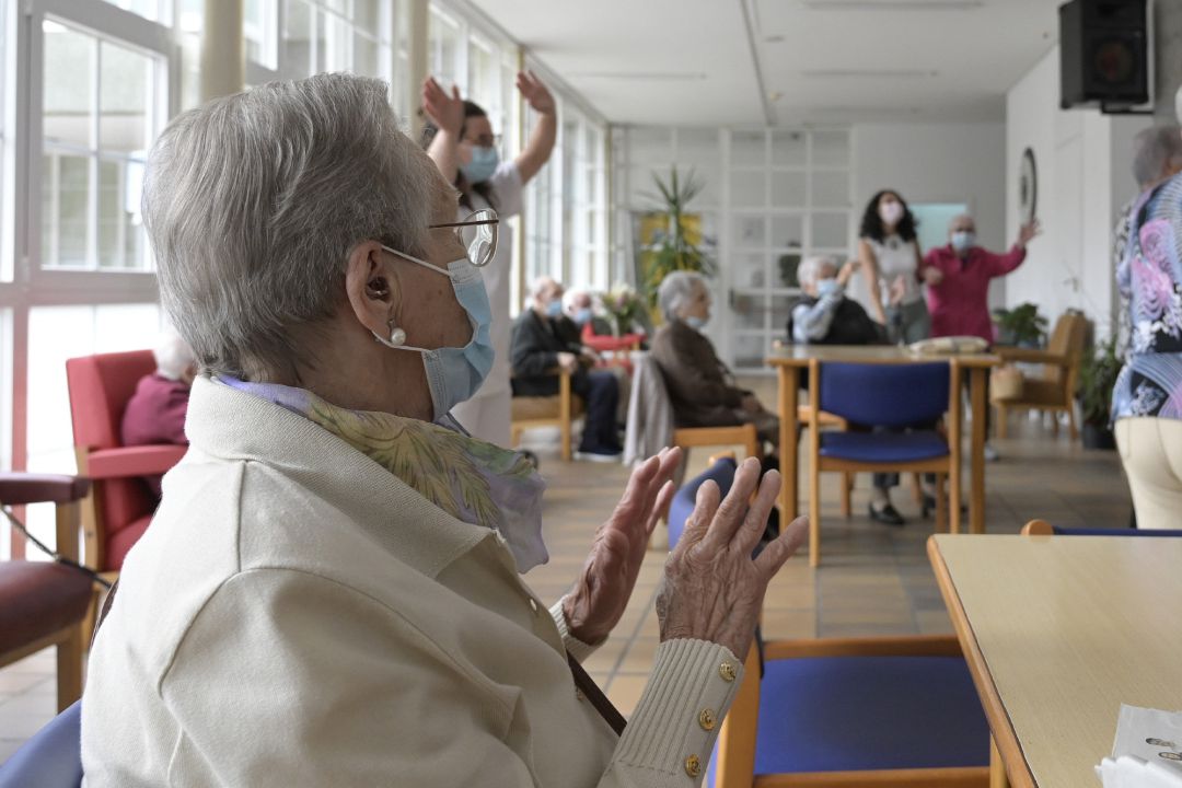 Varios ancianos en una de las salas de una residencia (archivo) Varios ancianos en una de las salas de una residencia (archivo)
