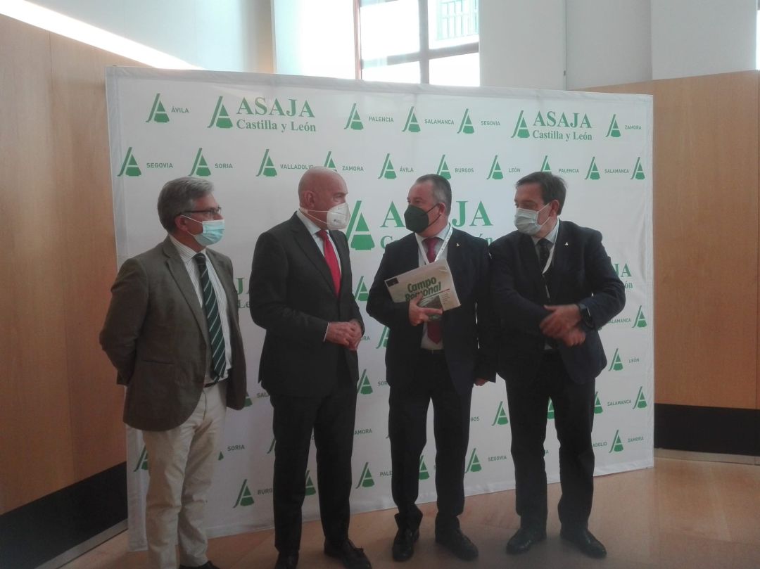 Donaciano Dujo (segundo por la derecha) conversa con el consejero de Agricultura en presencia de Pedro Barato (a su derecha) y Jose Antonio Turrado Donaciano Dujo (segundo por la derecha) conversa con el consejero de Agricultura en presencia de Pedro Barato (a su derecha) y Jose Antonio Turrado